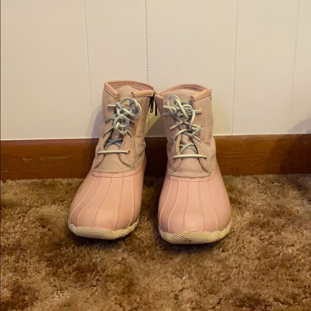 Water resistant, insulated, pink Sperry boots